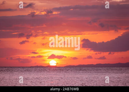 Schöne rosa Sonnenuntergang Himmel über Meer Bucht und Inseln Stockfoto