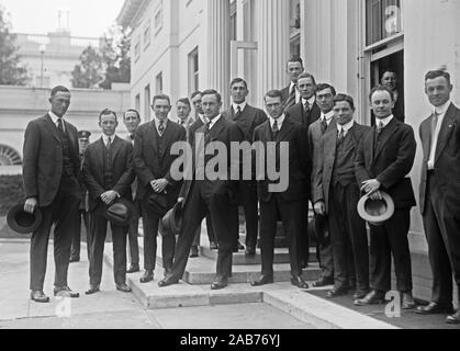 Edward Lim.' Liebe, cop, Charlie Mullen,?, Bob, Shawkey?, Lukas Boone, Ray Fisher, Roger Peckinpaugh, Allen Russell, städtischen Shocker, Wally Pipp, Frank Baker, Jimmy Duggan (Trainer), ?, Hugh hoch, New York AL (Baseball), im White House Stockfoto