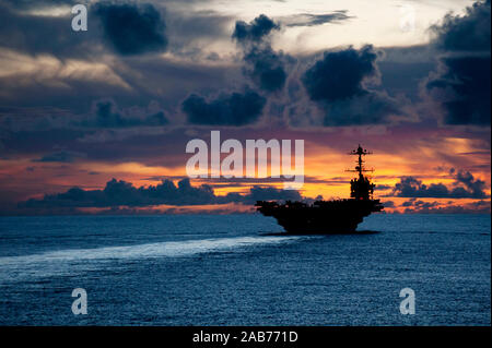 Pazifik (Sept. 8, 2012) Die Flugzeugträger USS George Washington (CVN 73) ist unterwegs in der Nähe von Guam bei Sonnenuntergang. George Washington ist das Herzstück der Carrier Strike Group (CSG) 5 von Yokosuka, Japan, und ist derzeit auf Patrouille im westlichen Pazifik. Stockfoto