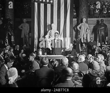 Szene am United States Capitol in Washington, wenn die Statue Alexander Hamilton Stephens, Vizepräsident der Konföderierten, war in der Statuary Hall von einer Delegation aus Georgien vorgestellt. Granat W. Quillian, der die Statue zu Georgien für die Spender präsentiert, ist Sprechen, während auf der rechten Seite ist Senator William J. Harris und Gouverneur L.G. Hardman von Georgien (auf der linken Seite) Stockfoto