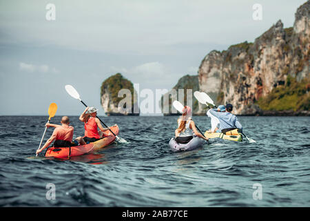 Gruppe junger Freunde Wanderungen von seekajaks unter den Inseln. Der Provinz Krabi, Phi-Phi Inseln, Thailand Stockfoto