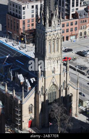 Toronto, Kanada - April 8,2017: Blick von oben auf die St Michaels Kathedrale in der Innenstadt von Toronto. Stockfoto