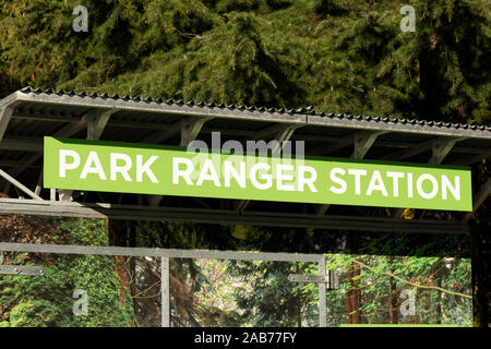 Vancouver, Kanada - 1. Oktober 2019: ein Schild "Park Ranger Station' auf ein kleines Gebäude im Stanley Park, Vancouver Stockfoto