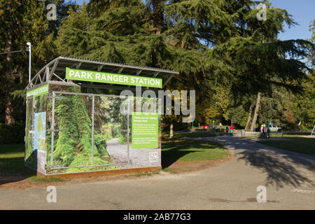 Vancouver, Kanada - 1. Oktober 2019: ein Schild "Park Ranger Station' auf ein kleines Gebäude im Stanley Park, Vancouver Stockfoto