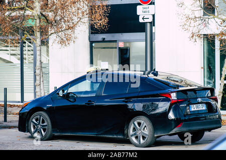 Reims Frankreich November 25, 2019 Blick auf ein Taxi in den Straßen von Reims am Nachmittag geparkt Stockfoto