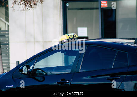 Reims Frankreich November 25, 2019 Blick auf ein Taxi in den Straßen von Reims am Nachmittag geparkt Stockfoto