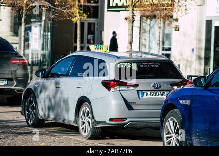 Reims Frankreich November 25, 2019 Blick auf ein Taxi in den Straßen von Reims am Nachmittag geparkt Stockfoto