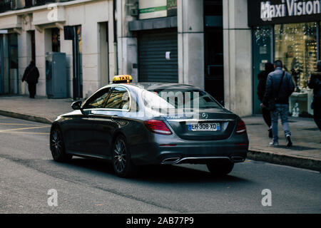 Reims Frankreich November 25, 2019 Blick auf ein Taxi in den Straßen von Reims am Nachmittag geparkt Stockfoto