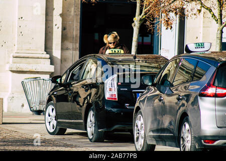 Reims Frankreich November 25, 2019 Blick auf ein Taxi in den Straßen von Reims am Nachmittag geparkt Stockfoto