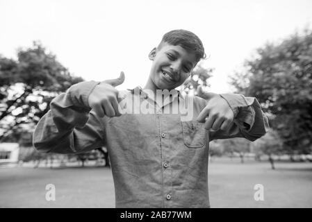 Porträt der Jungen Entspannung im Park Stockfoto