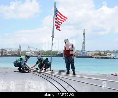 POLARIS, Guam (11. April 2013) Matrosen an Bord der geführte - Raketen-U-Boots USS Ohio (SSGN 726) sichere festmacher in Apra Harbor als Ohio kommt ein Austausch des Befehls zwischen Gold und Blau Besatzungen zu führen. Stockfoto