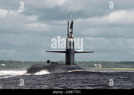 KINGS Bay, Ga (3. Juli 2013) Die Ohio - Klasse geführt - Raketen-U-Boots USS Florida (SSGN 728) Abfahrt Naval Submarine Base Kings Bay. Florida wird Routine Operationen auf See. Stockfoto