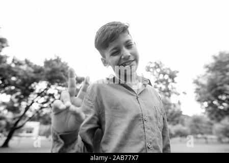 Porträt der Jungen Entspannung im Park Stockfoto