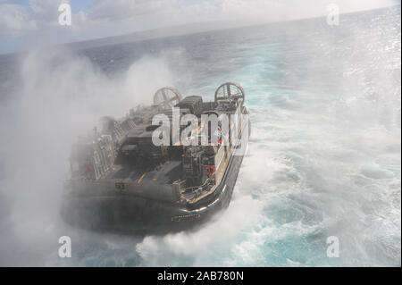 Pazifik (Feb. 9, 2012) Landing Craft Air Cushion (LCAC) 63, zum Angriff Craft Unit (ACU) 5, fährt das Deck des Amphibious Assault ship USS Boxer (LHD4) während der Übung Iron Fist 2013 zugeordnet. Stockfoto
