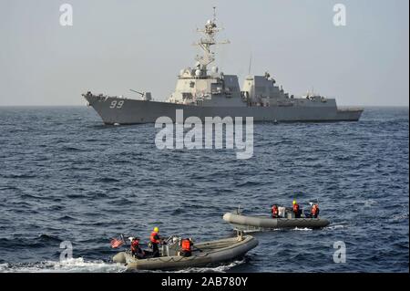 (Jan. 16, 2013) Segler aus der geführten Anti-raketen-Zerstörer USS Jason Dunham (DDG109) Manöver im Starren - Rumpf aufblasbare Boote in der Nähe der geführte Anti-raketen-Zerstörer USS Farragut (DDG99) während eines Besuchs, Board, Durchsuchung und Beschlagnahme. Jason Dunham und Farragut sind mit der John C Stennis Carrier Strike Group in die USA 5 Flotte Verantwortungsbereich Durchführung Maritime Security Operations eingesetzt, Theater Sicherheit Bemühungen um Zusammenarbeit und Unterstützung für die Operation Enduring Freedom. Stockfoto