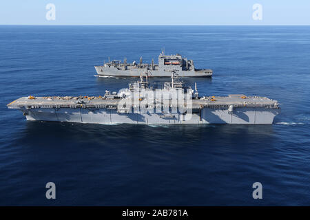 Atlantik (Jan. 19, 2013) Die Amphibious Assault ship USS Kearsarge (LHD 3) Transite neben der militärischen Sealift Command Dry Cargo und Munition ship USNS Robert E. Peary (T-AKE 5) Während eine Auffüll-anforderung auf See. Kearsarge führt Meer Studien in der Vorbereitung für einen geplanten Einsatz in diesem Frühjahr. Stockfoto