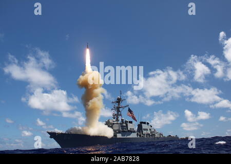 Pazifik (Okt. 2010) 25, 2012) Die geführte Anti-raketen-Zerstörer USS Fitzgerald (DDG62) Startet eine Standard Missile-3 (SM-3) Da abgesehen von einer gemeinsamen Abwehr ballistischer Flugkörper. Stockfoto