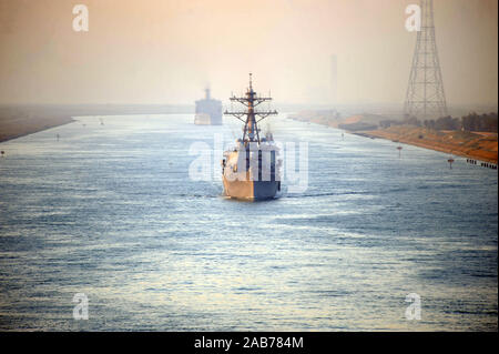 SUEZ CANAL (Okt. 2010) 12, 2012) Die geführte Anti-raketen-Zerstörer USS Porter (DDG78) ist unterwegs in den Suezkanal. Stockfoto