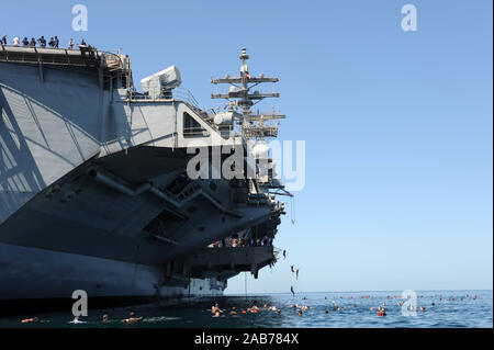 Arabische Meer (Okt. 2010) 5, 2012) Segler springen aus einem Flugzeug Aufzug in Baden ein Anruf an Bord der Nimitz-Klasse Flugzeugträger USS Dwight D. Eisenhower (CVN 69). Dwight D. Eisenhower ist in die USA 5 Flotte Verantwortungsbereich Durchführung Maritime Security Operations eingesetzt, Theater Sicherheit Bemühungen um Zusammenarbeit und Unterstützung Mission als Teil der Operation Enduring Freedom. Stockfoto