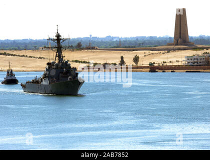 SUEZ CANAL (Okt. 2010) 12, 2012) Die geführte Anti-raketen-Zerstörer USS Porter (DDG78) ist unterwegs in den Suezkanal. Stockfoto