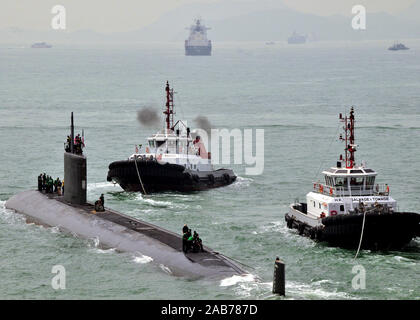 (20. Mai 2011) Der Los Angeles-Klasse Angriffs-U-Boot USS Hampton (SSN-767) erhält unterwegs vom Victoria Harbour nach Unterstützung aus dem u-boot Tender USS Frank Kabel (wie 40). Frank Kabel führt die Wartung und den Support von U-Booten und Überwasserschiffen in den USA 7 Flotte Verantwortungsbereich eingesetzt. Stockfoto