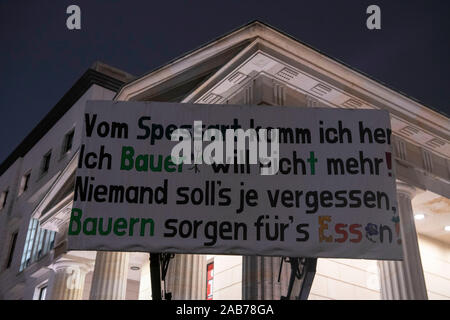 Berlin, Deutschland. 26 Nov, 2019. Ein Poster ist auf einem Traktor vor dem Brandenburger Tor: "Ich komme aus Spessart. Ich will nicht, dass Bauer nicht mehr! Niemand darf jemals vergessen. Die Bauern sorgen für Essen!'. Quelle: dpa Picture alliance/Alamy leben Nachrichten Stockfoto