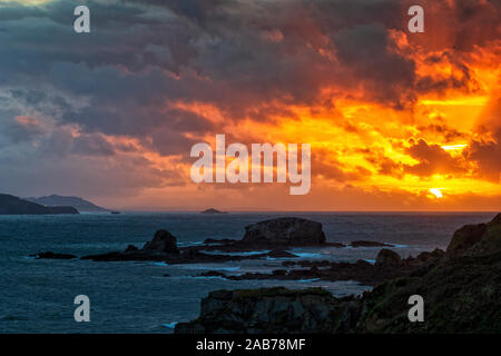 Dramatische Himmel über Miranda Inseln an der Mündung des Ares Mündung La Coruna Galizien Spanien Stockfoto