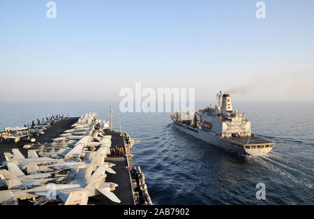 5. US-Flotte VERANTWORTUNGSBEREICH (Sept. 18, 2012) Der Nimitz-Klasse Flugzeugträger USS Dwight D. Eisenhower (CVN 69) Ansätze der militärischen Sealift Command flotte Auffüllung öler USNS Laramie (T-AO 203) für eine Auffüllung auf See. Dwight D. Eisenhower ist in die USA 5 Flotte Verantwortungsbereich Durchführung Maritime Security Operations eingesetzt, Theater Sicherheit Bemühungen um Zusammenarbeit und Unterstützung von Missionen im Rahmen der Operation Enduring Freedom. Stockfoto