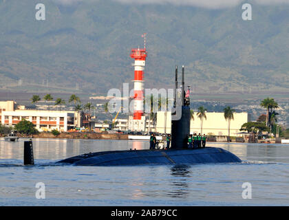 (31. 14, 2011) der Los Angeles-Klasse U-Boot USS Tucson (SSN770) Abfahrt Joint Base Pearl Harbor-Hickam für eine geplante 6-Monats Western Pacific Bereitstellung. Stockfoto