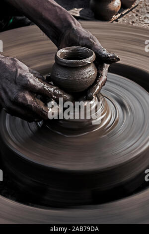 Nahaufnahme der Potter drehen ein Topf, Indien Stockfoto