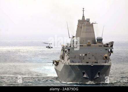 (21. Juli 2012) Eine AH-1Z Viper Hubschrauber, die 'Purple Füchse" der Marine Medium Helicopter Squadron 364 (verstärkt), Ansätze der amphibious Transport dock Schiff USS Green Bay (LPD 20) während einer Einheit Training übung (COMPTUEX). Stockfoto