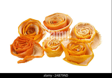 Weihnachten handgefertigte Rosen Blumen aus getrockneten tangerine Schalen. Auf weissem studio Makro isoliert Stockfoto