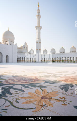 Die schöne Scheich-Zayed-Moschee in Abu Dhabi, Vereinigte Arabische Emirate an einem sonnigen Tag. Stockfoto