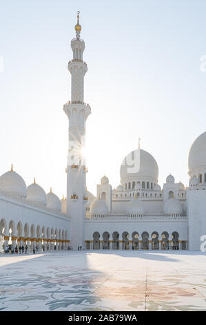 Die schöne Scheich-Zayed-Moschee in Abu Dhabi, Vereinigte Arabische Emirate an einem sonnigen Tag. Stockfoto