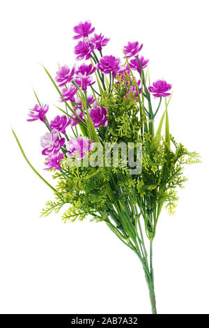 Künstliche tote Kunststoff violett lila Blüten mit Blättern. Auf weissem studio Makroaufnahme isoliert Stockfoto