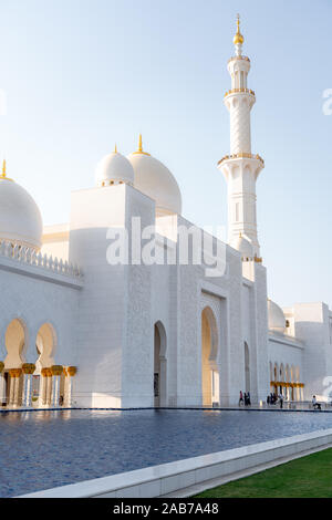 Die schöne Scheich-Zayed-Moschee in Abu Dhabi, Vereinigte Arabische Emirate an einem sonnigen Tag. Stockfoto