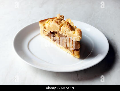 Apfel streusel Kuchen auf einer weißen Platte Stockfoto