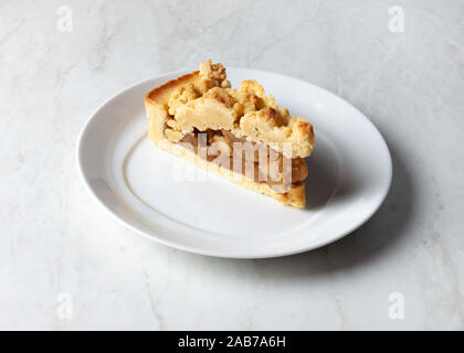 Apfel streusel Kuchen auf einer weißen Platte Stockfoto