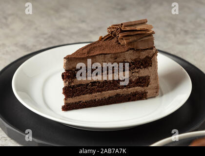 Mousse au chocolat Torte, Schokolade Kuchen mit Sahne füllen Stockfoto