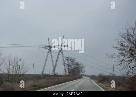 Misty auto Straße in Bulgarien mit Strommasten mit Drähten, Winter Nebel auf der Straße Stockfoto