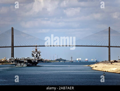 SUEZ CANAL (Okt. 2010) 12, 2012) Der Flugzeugträger USS Enterprise (CVN 65) Kreuze unter dem Friendship Bridge in den Suez Kanal für die letzte Zeit. Enterprise ist der Rückkehr von einem Einsatz in die USA 5 Flotte Verantwortungsbereich, in dem das Schiff für die Maritime Security Operations, Theater Sicherheit Bemühungen um Zusammenarbeit und Unterstützung für die Operation Enduring Freedom. Stockfoto