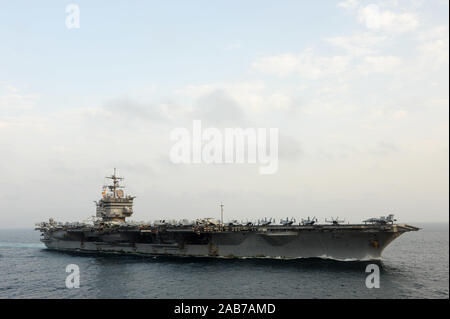 Arabische Meer (bis 30. 26, 2012) Der Flugzeugträger USS Enterprise (CVN 65) ist unterwegs in das Arabische Meer. Enterprise wurde in die USA 5 Flotte Verantwortungsbereich Durchführung Maritime Security Operations eingesetzt, Theater Sicherheit Bemühungen um Zusammenarbeit und Unterstützung von Missionen im Rahmen der Operation Enduring Freedom. Stockfoto