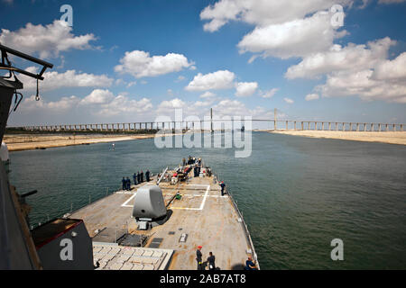 SUEZ CANAL (Okt. 2010) 12, 2012) Die geführte Anti-raketen-Zerstörer USS Porter (DDG78) und der Flugzeugträger USS Enterprise (CVN 65) Kreuz unter die Friendship Bridge in den Suezkanal. Porter ist der Rückkehr von einem Einsatz in die USA 5 Flotte Verantwortungsbereich, in dem das Schiff für die Maritime Security Operations, Theater Sicherheit Bemühungen um Zusammenarbeit und Unterstützung für die Operation Enduring Freedom. Stockfoto