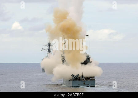 Pazifik (Sept. 20, 2012) Die Ticonderoga-Klasse geführte-missile Cruiser USS Cowpens (CG63) Brände ein Standard Missile 2 (SM-2) Rakete von vorn und hinten Rakete Decks des Schiffes während einer Rakete ausüben. Cowpens freut sich auf Yokosuka, Japan eingesetzt. Stockfoto