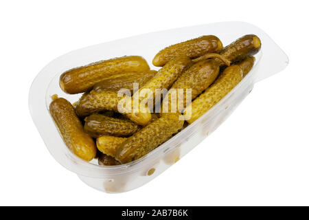 Täglich Lebensmittel - kleine Eingelegte grüne Gurken Gurken in einem transparenten Plastikbehälter. Mit dem Patch auf weißem studio Makro isoliert Stockfoto