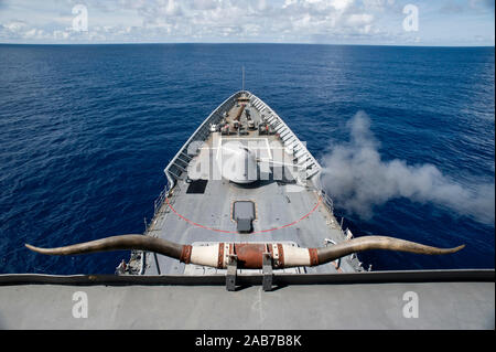 Pazifik (Sept. 6, 2012) Die vorwärts bereitgestellt Ticonderoga-Klasse geführte-missile Cruiser USS Cowpens (CG63) Brände die Mk. 45 Mod 2 5-Zoll Pistole während eines laufenden Waffen testen. Cowpens ist Teil der George Washington Carrier Strike Group, nur vorwärts eingesetzt Carrier strike Group der US Navy aus Yokosuka, Japan, und ist die Durchführung einer Routinepatrouille der westlichen pazifischen Region. Stockfoto