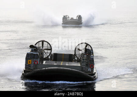 SAN DIEGO (Aug. 30, 2012) Landing Craft Air Cushion (LCAC) 24 und 73, vom Angriff Craft Unit (ACU) 5, Ansatz der gut Deck des Amphibious Assault ship USS Boxer (LHD4). Boxer ist derzeit vor der Küste des Südlichen Calif. Stockfoto