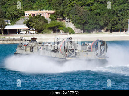 OKINAWA, Japan (Aug. 20, 2012) Landing Craft Air Cushion (LCAC) 29 Transporte während eines onload Der 31 Marine Expeditionary Unit (31 MEU) an die Bonhomme Richard Amphibious Ready Group (ARG) vor der Küste von weißen Strand Marinestützpunkt. Die ARG begann die 31. MEU zu beginnen Durchführung amphibischer Operationen im westlichen Pazifik. Bonhomme Richard Amphibious Ready Gruppe besteht aus den Amphibischen dock Landung Schiff USS Tortuga (LSD 46), den amphibischen Angriff Schiff Bonhomme Richard (LL 6), die amphibious Transport dock USS Denver LPD (9), den 31 MEU, Amphibischen Squadron Stockfoto