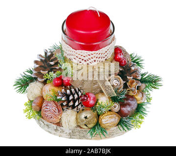 Weihnachten hausgemachte Leuchter mit Kerze im rustikalen Stil, firtree Kegel roten Beeren und Birke stumpf. Auf weissem studio Makro isoliert Stockfoto