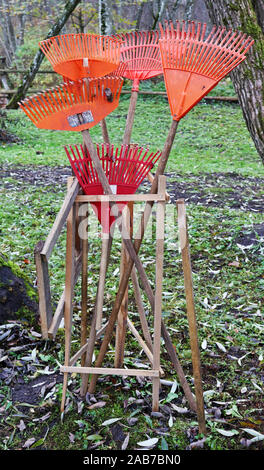 Fünf Kunststoff Besen, Rechen für das Sammeln von Laub im Herbst Garten Stockfoto